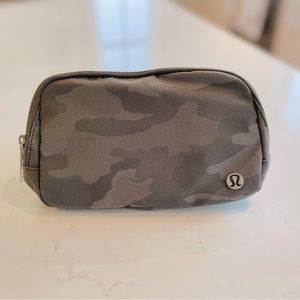 Lululemon Everywhere belt bag